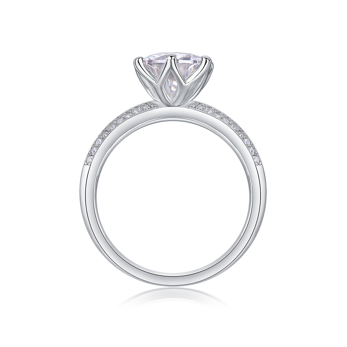 Anillo de compromiso de plata con diamante.