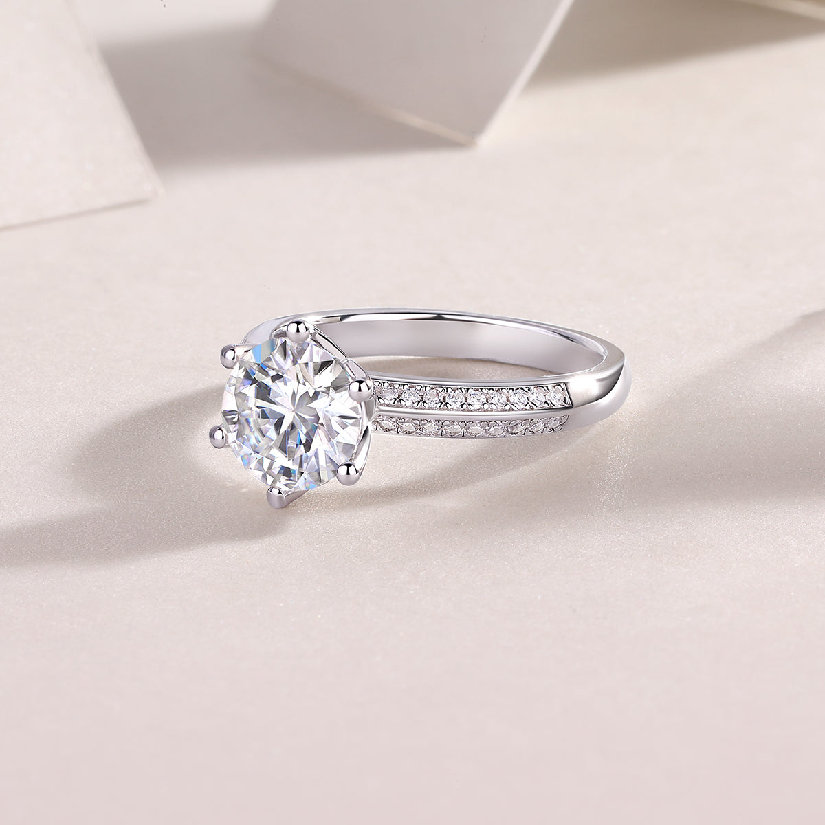 Anillo de compromiso de plata con diamante.