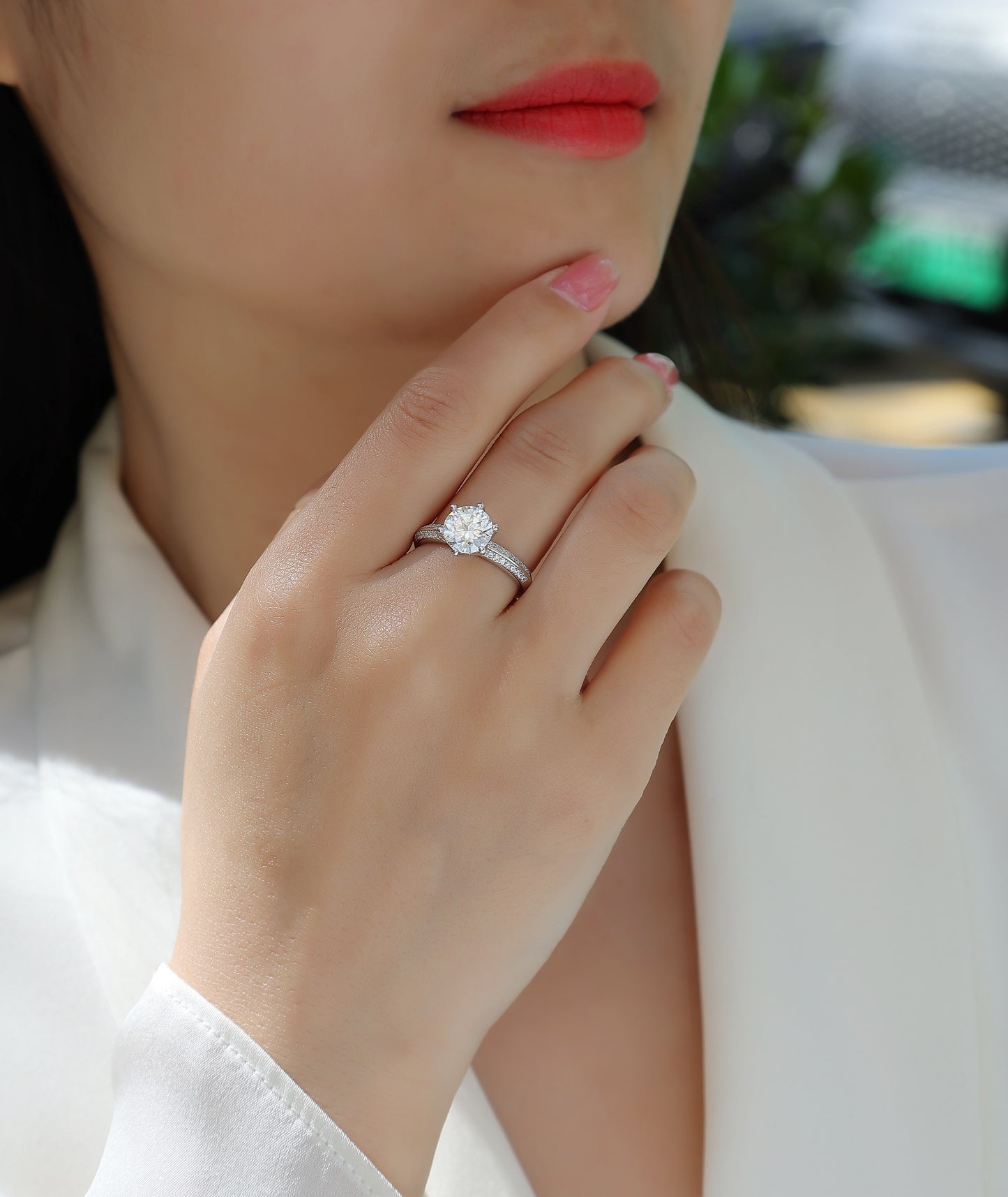 Anillo de compromiso de plata con diamante.