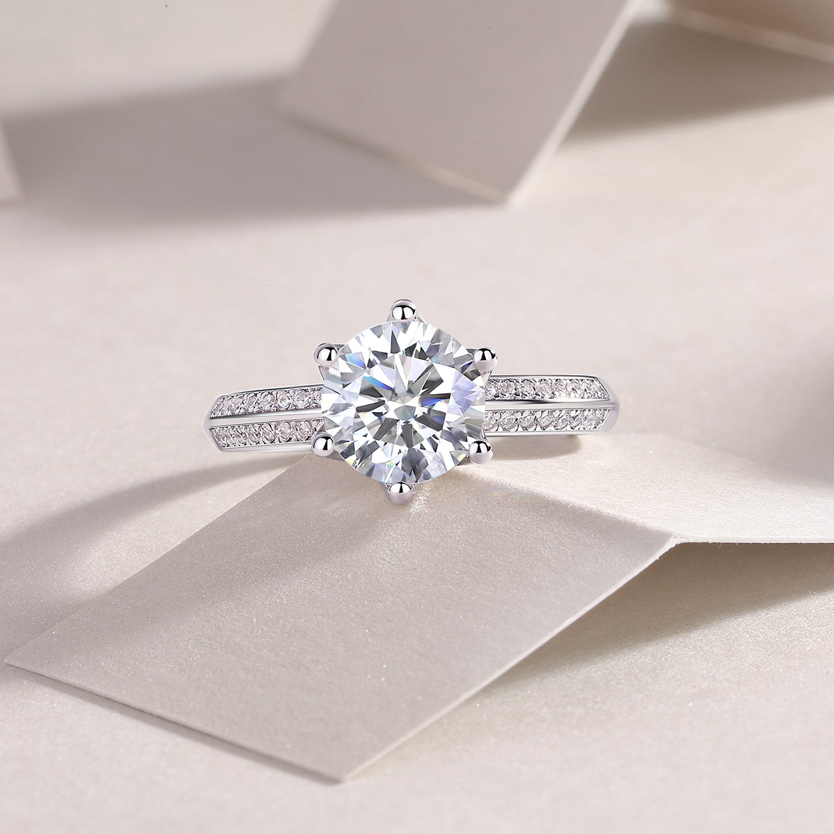 Anillo de compromiso de plata con diamante.
