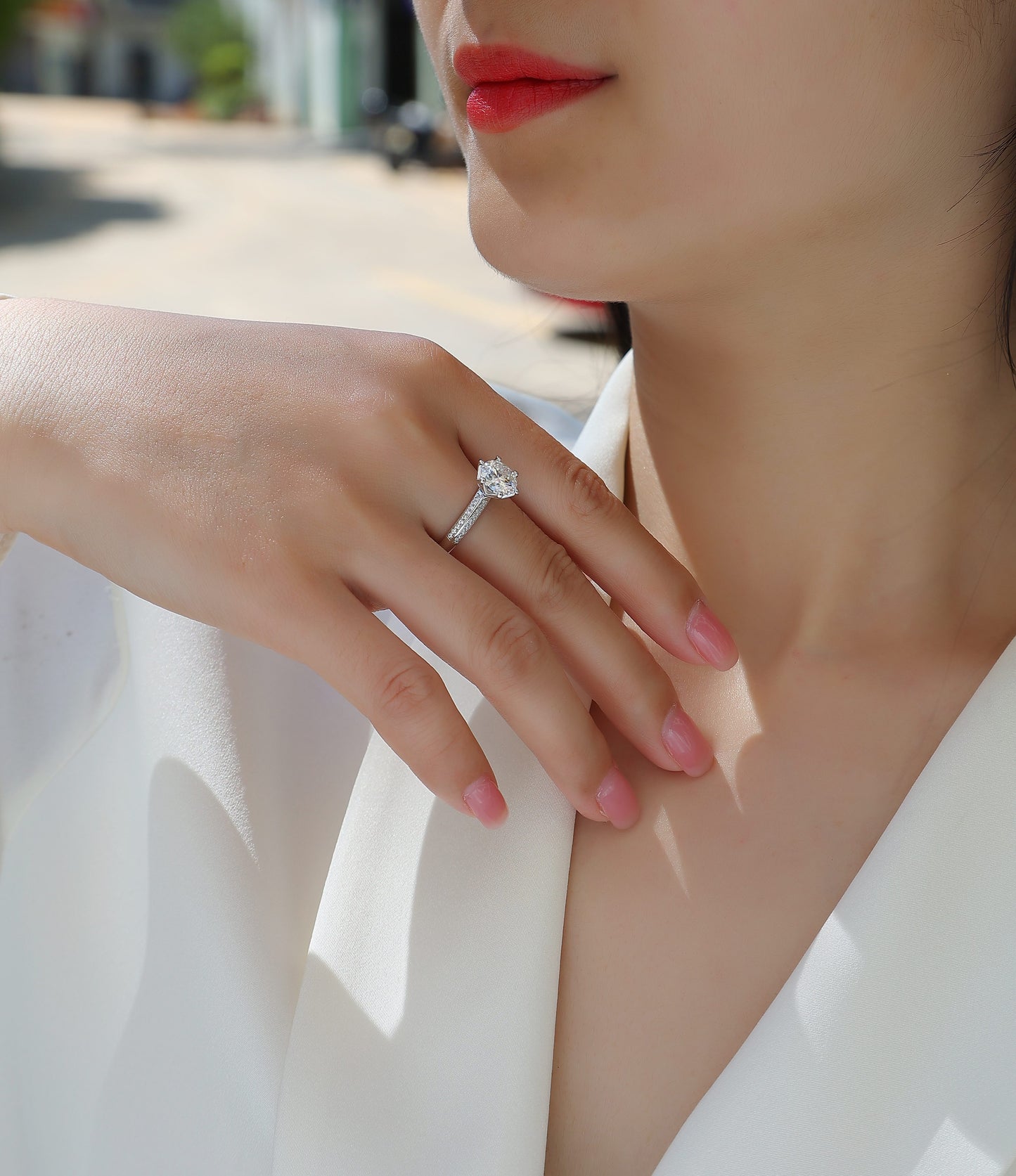 Anillo de compromiso de plata con diamante.