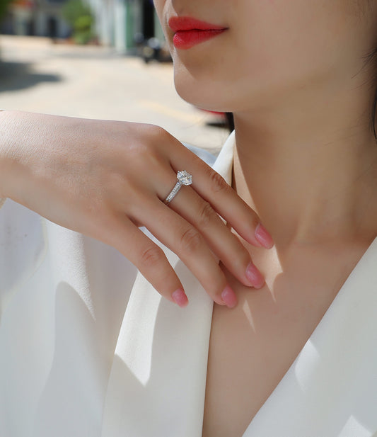 Anillo de compromiso de plata con diamante.