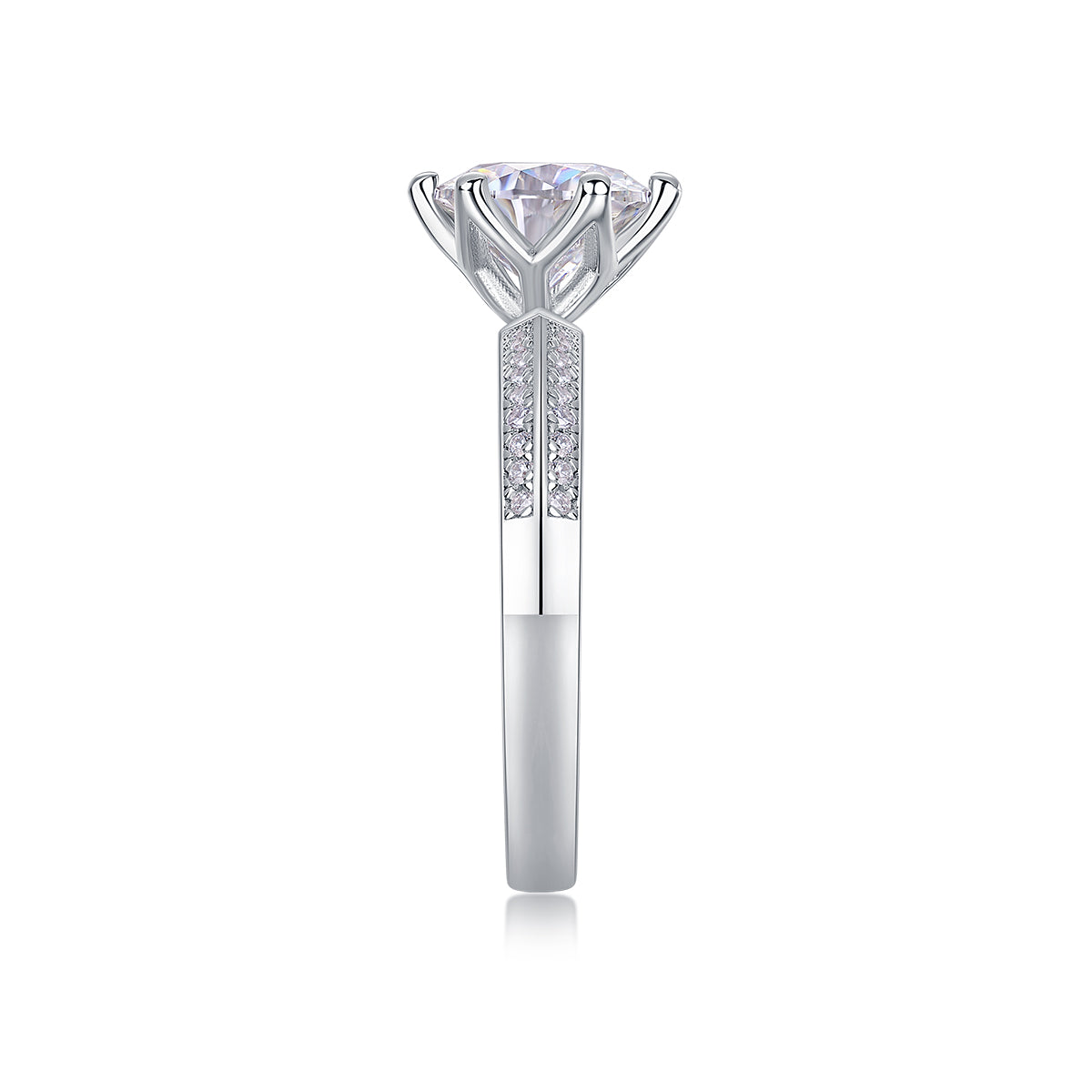 Anillo de compromiso de plata con diamante.